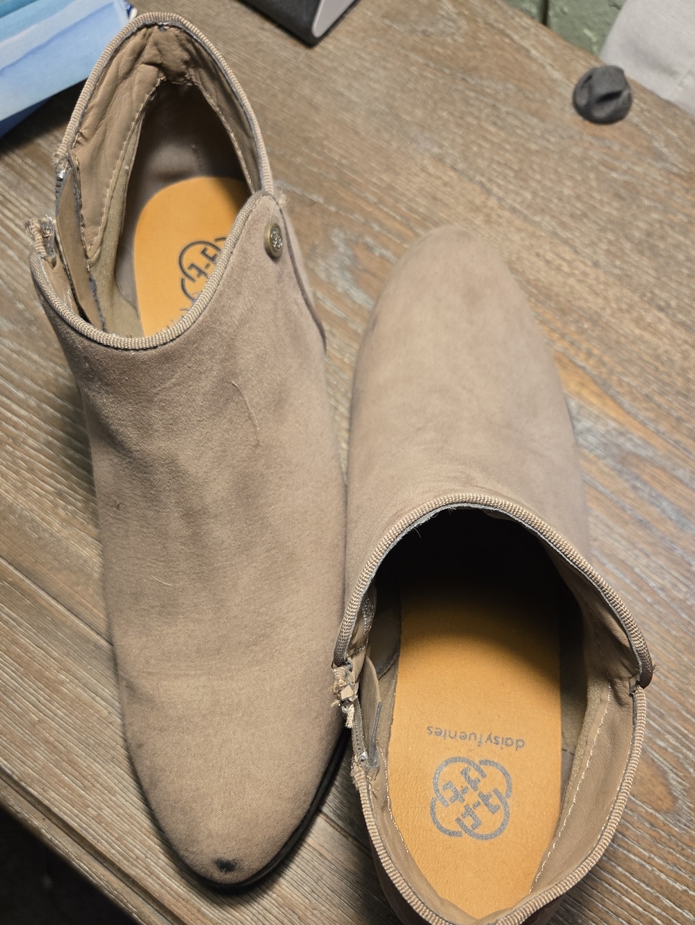 Womens Daisy Fuentes Light Taupe Suede Ankle Booties Sz 10